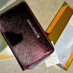 Michael Kors • Jet Set Metallic Faux Leather Card in Plum. ✨